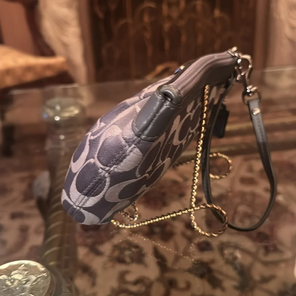 Coach wristlet with coach tag - Picture 6 of 7